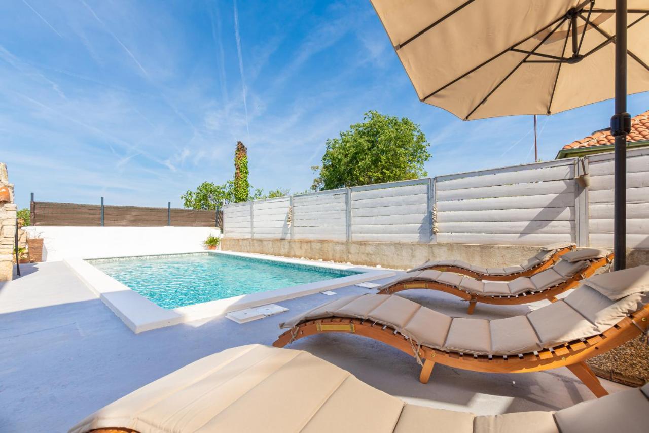 Apartment Adriana On Peaceful Location With Pool Pula Exterior foto