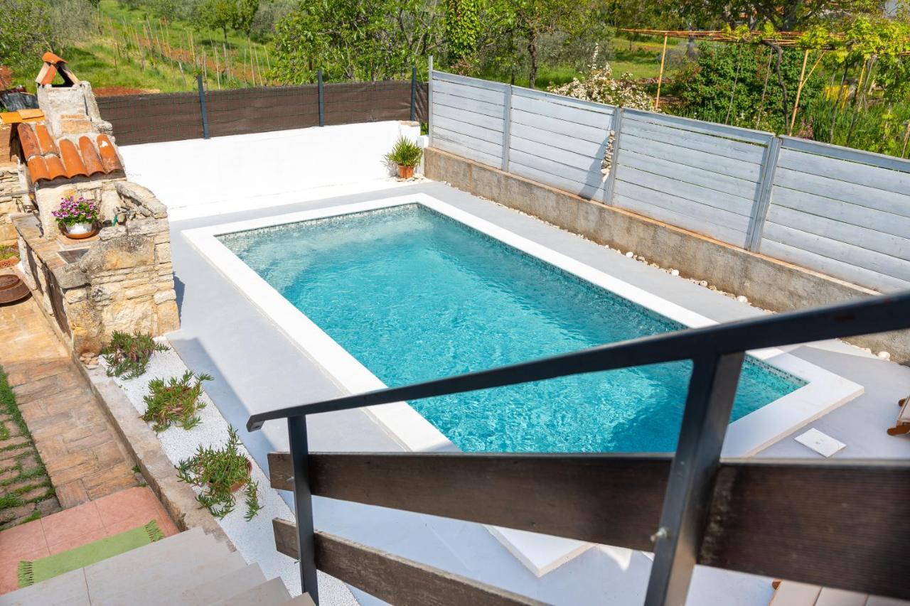 Apartment Adriana On Peaceful Location With Pool Pula Exterior foto