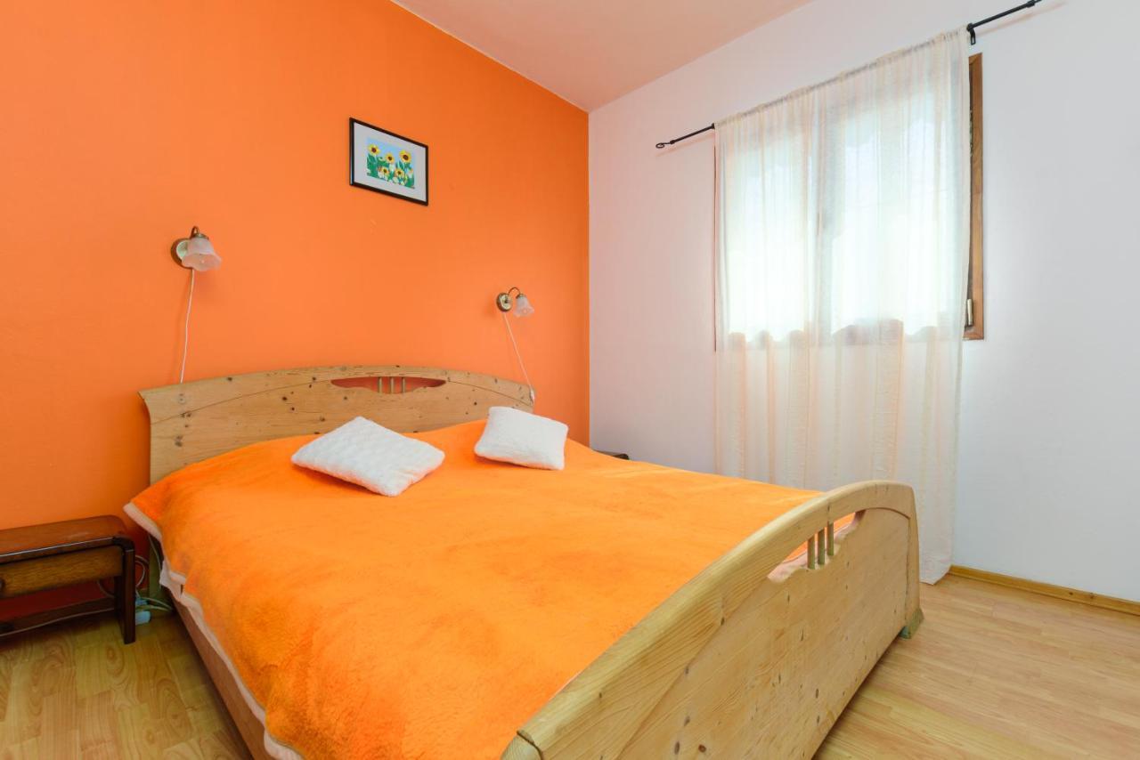 Apartment Adriana On Peaceful Location With Pool Pula Exterior foto