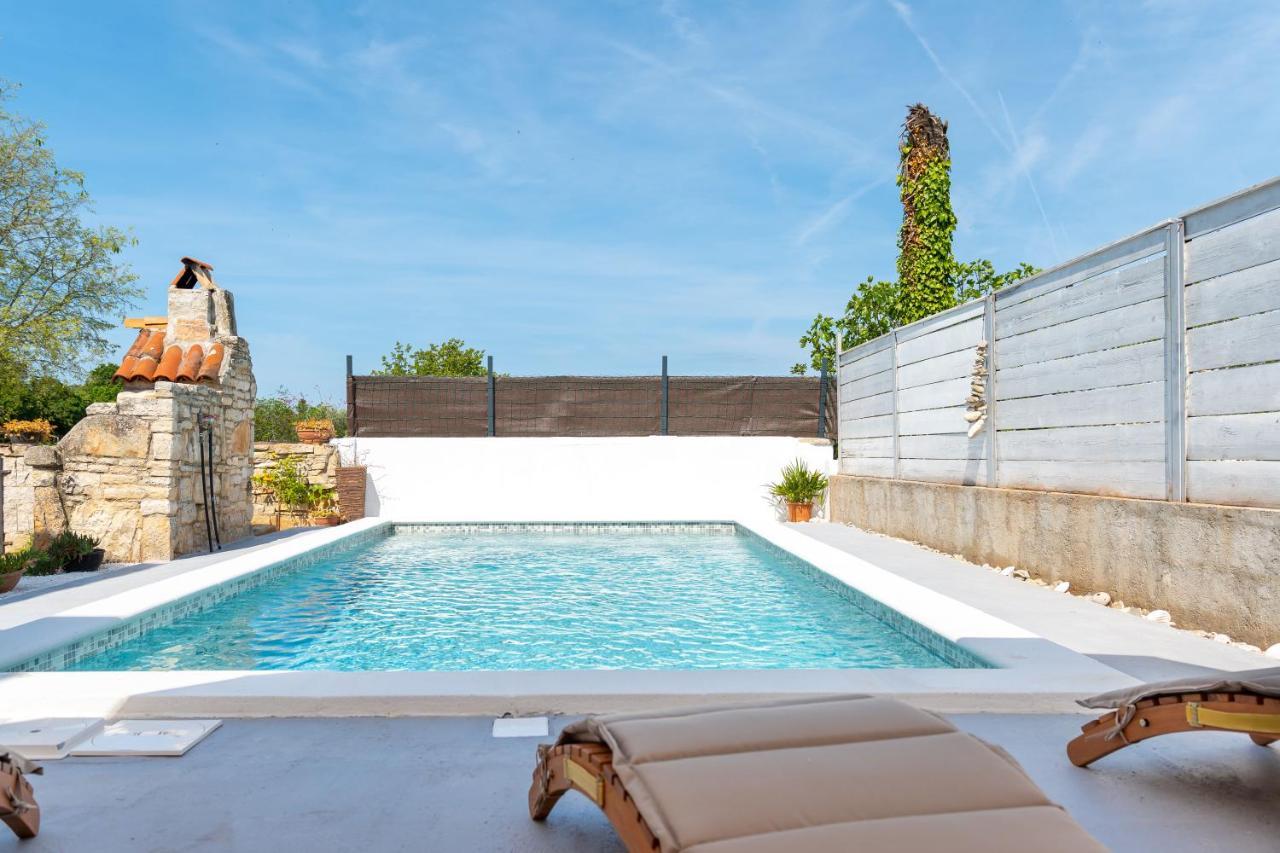 Apartment Adriana On Peaceful Location With Pool Pula Exterior foto