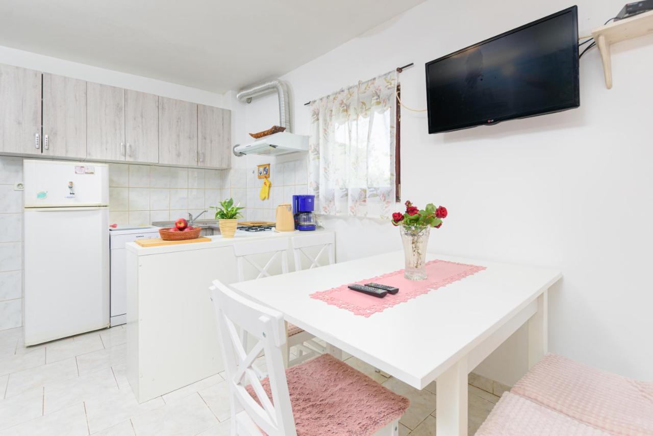 Apartment Adriana On Peaceful Location With Pool Pula Exterior foto
