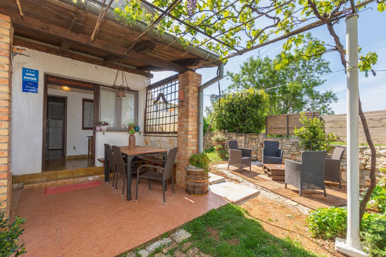 Apartment Adriana On Peaceful Location With Pool Pula Exterior foto